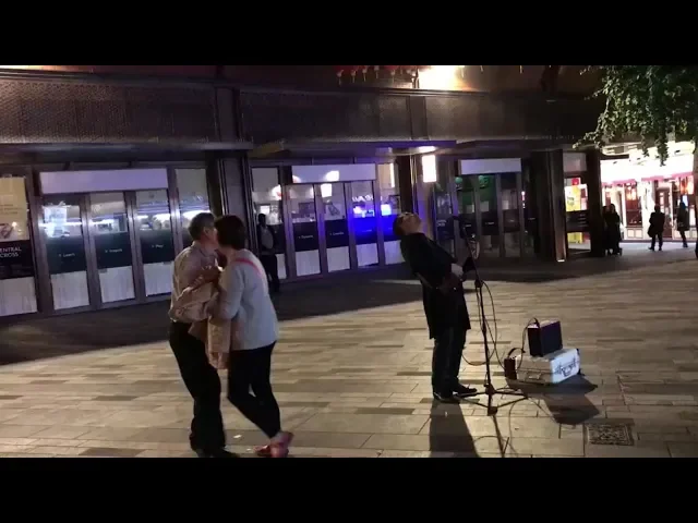 当伦敦街头响起《海阔天空》,听愣华人大叔!大妈想拉走拉不动!